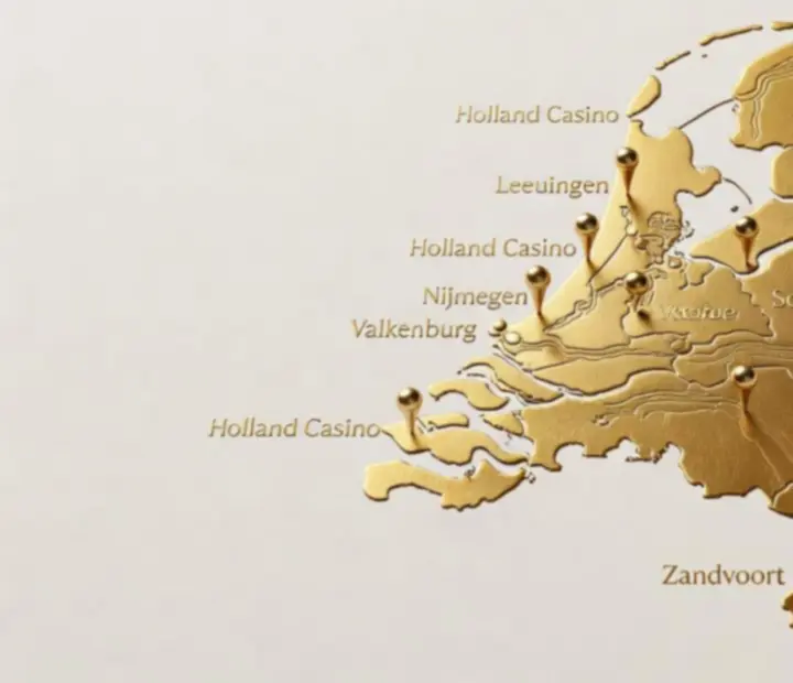 Gestileerde kaart van Nederland met gemarkeerde Holland Casino locaties in goudtinten